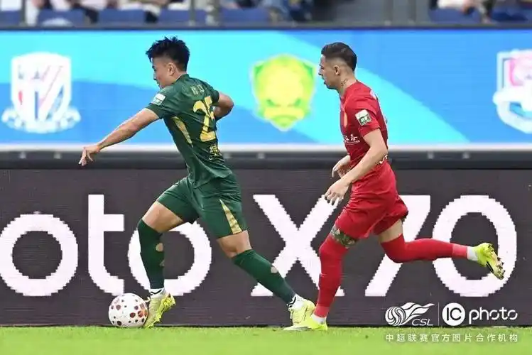 欧冠对决：巴塞罗那 VS 勒沃库森